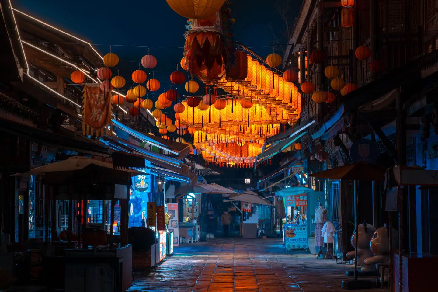 Chongqing Ancient Town & Cyberpunk City Sightseeing