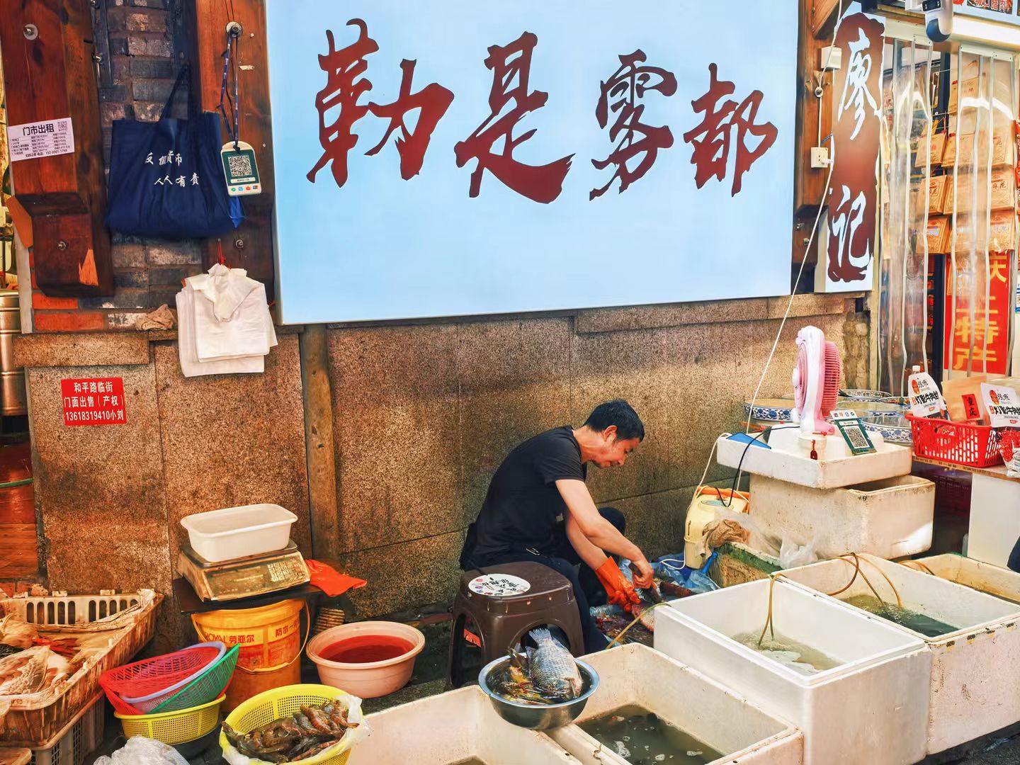 Chongqing In-depth Food Tour & Urban Fashion Landmarks